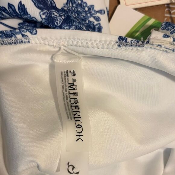 Berlook White & Blue Floral One Piece Swimsuit Size Medium NEW - Picture 13 of 15